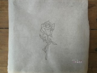 1、彩绘玫瑰蛋糕卷,在一张干净的油纸上用铅笔手绘或者拓印勾勒出一朵玫瑰花