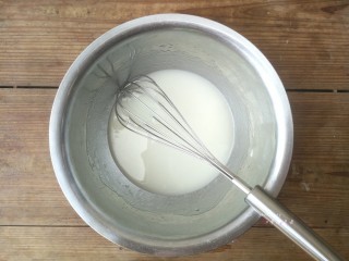 4、彩绘玫瑰蛋糕卷,用手抽搅拌乳化，至浓稠状