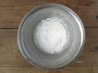 5、彩绘玫瑰蛋糕卷,过筛加入低筋面粉，用手抽搅拌均匀