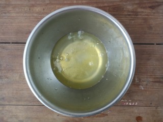 10、彩绘玫瑰蛋糕卷,蛋清中加入少许盐，开始用电动打蛋器打发