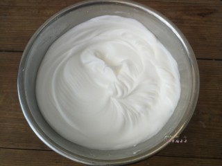 11、彩绘玫瑰蛋糕卷,分三次加入糖粉，将蛋清打发至湿性发泡状态