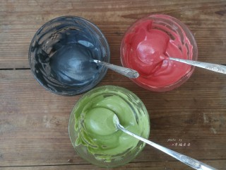 12、彩绘玫瑰蛋糕卷,将打发的蛋白霜分别舀出两勺放入步骤9拌好的三种颜色的面糊中，再分别翻拌均匀，此时开始180度预热烤箱