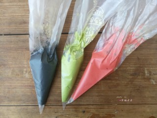 13、彩绘玫瑰蛋糕卷,将三种颜色的面糊装入裱花袋