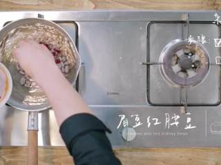 2、带汤黄焖鸡&杂豆饭,杂豆饭步骤：1.烧水，放入眉豆、红腰豆煮炖