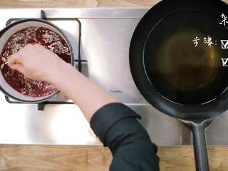 4、带汤黄焖鸡&杂豆饭,3.豆捞出放入煮饭的蒸锅，倒米，与豆一起煮