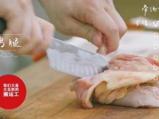 6、带汤黄焖鸡&杂豆饭,带汤黄焖鸡步骤：1.锅内倒油，鸡腿剔骨，切块放入大盘中，倒入料酒