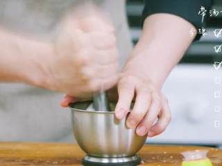 7、带汤黄焖鸡&杂豆饭,2.切葱、姜、捣末出汁，加料酒再捣，加入鸡块中