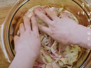 8、带汤黄焖鸡&杂豆饭,3.用手抓打已经加入调料的鸡块中，加盐，用筷子再次拌匀腌制