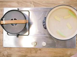 11、带汤黄焖鸡&杂豆饭,6.架砂锅，倒水，依次放入葱姜、花椒、料酒、八角、生抽烧开，等水烧开放鸡肉