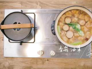 12、带汤黄焖鸡&杂豆饭,7.放入香菇，油菜，出锅装盘放小葱，撒胡椒粉，完成。