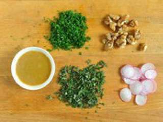 1、法式羊排与菠菜萨拉,准备食材 欧芹，薄荷叶切成细末 。核桃仁切碎。小萝卜切成薄片 后放入饮用水里浸泡备用。