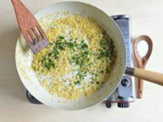 2、法式羊排与菠菜萨拉,炒面包碎 在热锅里中火融化黄油 ，放入面包碎，待黄油和面包碎 搅拌均匀后调至小火继续翻炒， 直到面包碎变成焦糖色。最后倒 入切碎的薄荷叶和荷兰芹碎。加 入盐和胡椒调味。