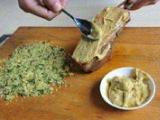 3、法式羊排与菠菜萨拉,煎羊排 在煎羊排前，用小刀去掉 多余的脂肪，在羊排表面均匀地 撒些盐和胡椒。在热煎锅里倒入 橄榄油，当油温达到八成热时放 入迷迭香和羊排，羊排先煎脂肪 那一面，用小刀戳进羊排，检查 熟度，煎成个人喜欢的熟度即可 。（家里有烤箱可以在羊排四面 都上色时放入185度的烤箱里烘 烤）。