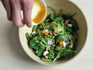 4、法式羊排与菠菜萨拉,涂芥末与面包碎 在煎好的羊排的 脂肪面，涂抹芥末酱，然后把面 包碎混合物粘在芥末酱上。