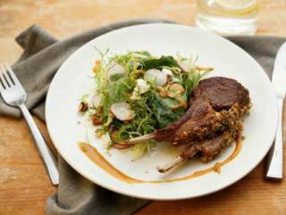 5、法式羊排与菠菜萨拉,装盘 将盘子放入微波炉中稍微加 热，可适当加热羊排，将色拉搭 配羊排一起享用。