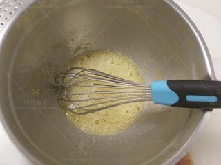 2、小熊棒棒糖蛋糕, 鸡蛋打入碗里，加入细砂糖打匀。