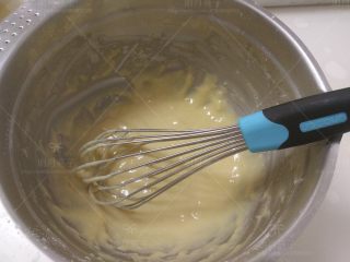 3、小熊棒棒糖蛋糕,筛入低筋面粉拌匀。