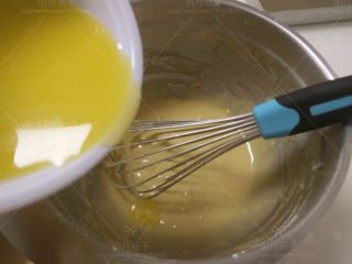 4、小熊棒棒糖蛋糕,加入融化的黄油