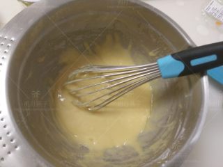 5、小熊棒棒糖蛋糕,用手动打蛋器拌匀
