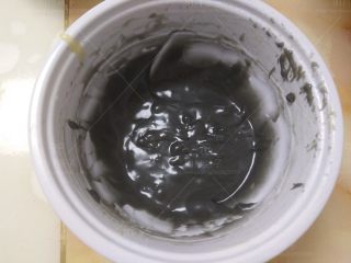 6、小熊棒棒糖蛋糕, 分出一点面糊加入少许竹炭粉拌匀。