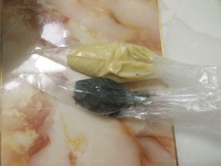 7、小熊棒棒糖蛋糕,两种面糊分钟放入冰箱冷藏至少一小时后拿出回温至流到状态，装入裱花袋。