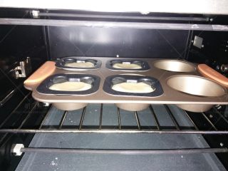 9、小熊棒棒糖蛋糕, 烤箱预热，165度烤20分钟。