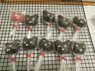 12、小熊棒棒糖蛋糕,等装饰的巧克力全部晾干后，包装好就非常漂亮了。