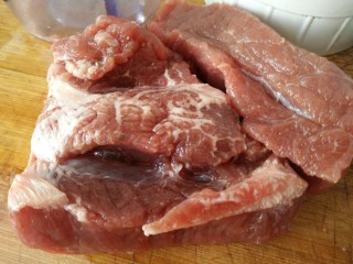 1、中餐厅~番茄牛丸汤,准备好一块牛肉洗干净之后控水（随情况选择，最好不用牛腩肉）