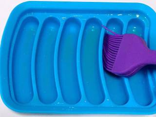 4、山药猪肉肠,.模具刷油。