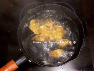 10、南瓜饺子,锅里坐水烧开，把饺子放入锅中