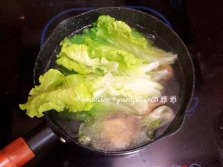 11、南瓜饺子,煮至饺子浮起就可以了，然后加点青菜烫至断生，一起捞出，盛在碗中