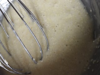 7、芝麻薄脆饼干,轻轻搅拌均匀静置会装入裱花袋。