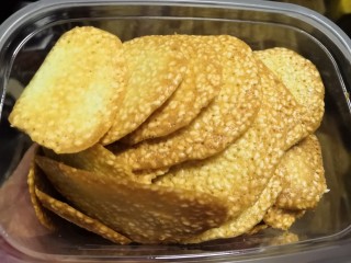 12、芝麻薄脆饼干,晾凉后保存。