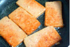 2、港式餐蛋面  ,午餐肉切片放平底锅煎至两面金黄，再撒点胡椒粉即可备用