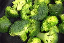 3、港式餐蛋面  ,鸡蛋煎成单面，蔬菜洗干净后在开水里烫熟，水里加点盐和油，可以保证蔬菜色泽漂亮