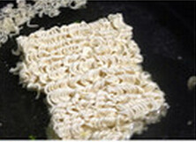 4、港式餐蛋面  ,方便面加开水，加调料包煮熟后即可捞起