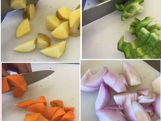 2、法式迷迭香烤小羔羊排,洋葱切片,土豆、圆椒和胡萝卜切小块备用