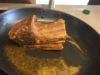 6、法式迷迭香烤小羔羊排,锅内倒入适量橄榄油,油热后放入羊排,用大火煎羊排的每面,1分钟后可调至中火继续煎