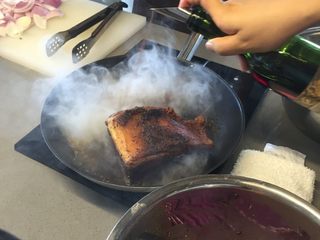 7、法式迷迭香烤小羔羊排,喷入适量红酒,羊排煎至表面金黄后盛出备用