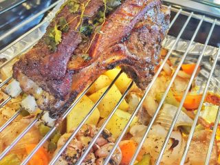 12、法式迷迭香烤小羔羊排,烤箱先用180度旋风档烤10分钟,再关掉旋风继续180度烤40分钟。然后即可享用美味的羊排啦。