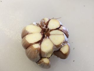 10、法式迷迭香烤小羔羊排,整个蒜头切除顶部,放进锅内利用锅的余温稍煎10秒左右即可