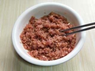 8、芹菜猪肉水饺,用筷子搅拌均匀，放旁边备用。