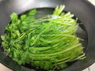9、芹菜猪肉水饺,香芹去根，冷水冲洗后焯水，锅中加入适量清水，大火烧开，加入香芹，1分钟后捞出。