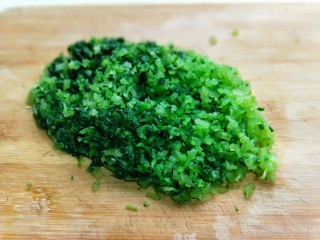 11、芹菜猪肉水饺,之后将香芹切碎。
