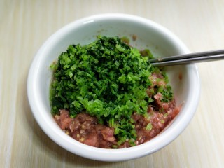 12、芹菜猪肉水饺,加入拌好的肉馅中，搅拌均匀。