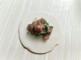 14、芹菜猪肉水饺,取一张饺子皮，放入适合的馅料。(饺子皮我是超市买的，如果自己和面，擀饺子皮也可以呦～)