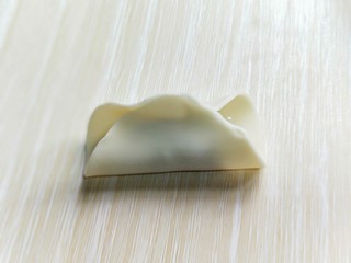 15、芹菜猪肉水饺,将饺子皮对折，如图。