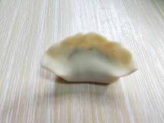 16、芹菜猪肉水饺,再将两边捏紧。