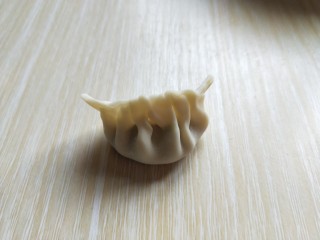17、芹菜猪肉水饺,捏出皱褶，依次包完。