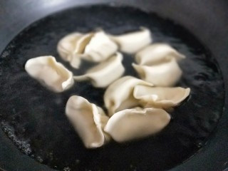 18、芹菜猪肉水饺,煮水饺喽～锅中加入水烧开后下水饺，东北有句话: (开锅煮皮，盖锅煮馅。)也就是说不盖盖子是煮皮，盖上盖子是煮馅。